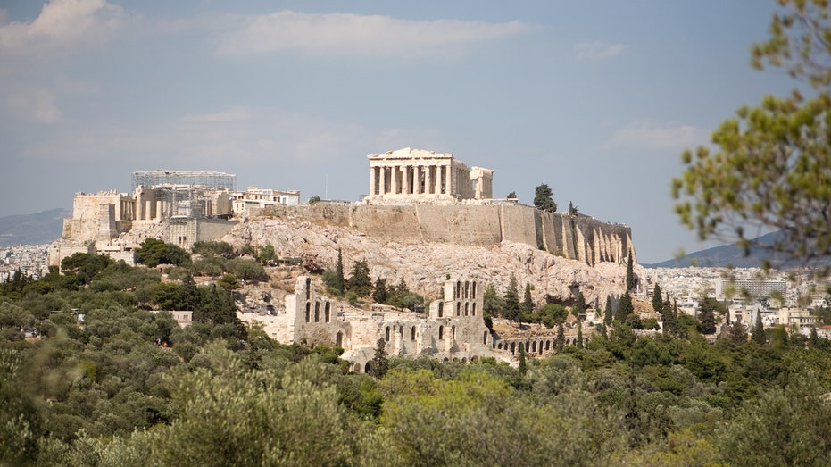 Greece sightseeing travel guide: Ancient ruins, rugged mountains, Mediterranean waters