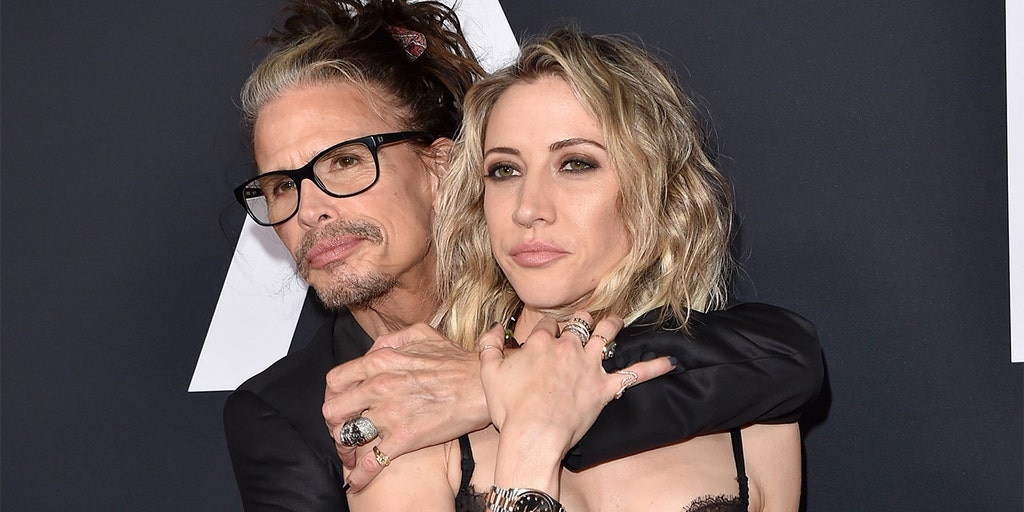 Steven Tyler 71 Packs On The Pda With Girlfriend Aimee Preston 32 On Red Carpet Fox News