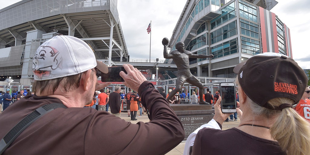 Police: Browns fans went tailgating and left kids home alone