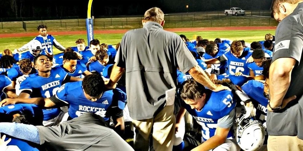 Tennessee high school students defend prayer before football games after atheist group complains