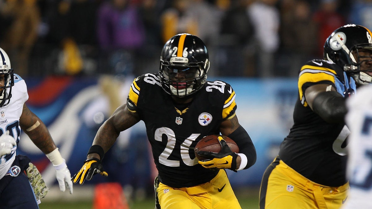 Le'Veon Bell (26) Pittsburgh Steelers running back running the ball during the game between the Pittsburg Steelers and Tennessee Titans (Photo by Skip Williams/Icon Sportswire/Corbis/Icon Sportswire via Getty Images)