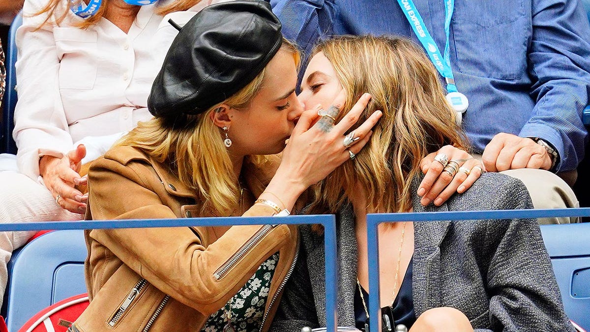 NEW YORK, NEW YORK - SEPTEMBER 07: Cara Delevingne and Ashley Benson share a kiss during the 2019 US Open Women's final on September 07, 2019 in New York City. (Photo by Gotham/GC Images)