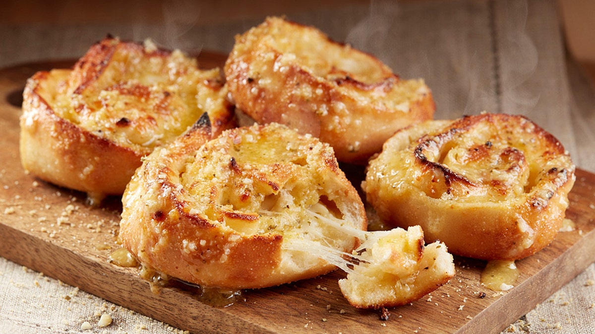 In major news for carb-lovers everywhere, Domino’s Pizza is hiring a taste-tester to specifically sample their “world-famous garlic breads.” 