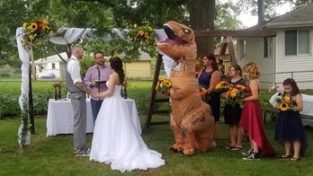 Maid of honor sports T-rex costume for sister's wedding: 'I regret nothing'