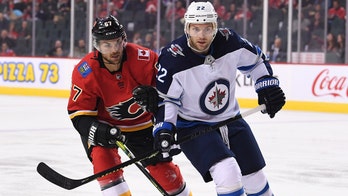 Winnipeg Jets' Mark Letestu raises eyebrows as he devours condiment on bench