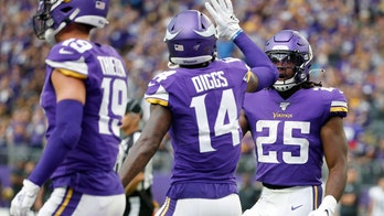 WWII veteran 'Harmonica Pete' performs national anthem before Minnesota Vikings game