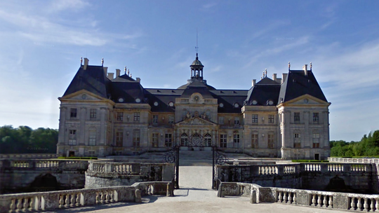 French chateau robbed of $2.2M in jewels, cash, officials say