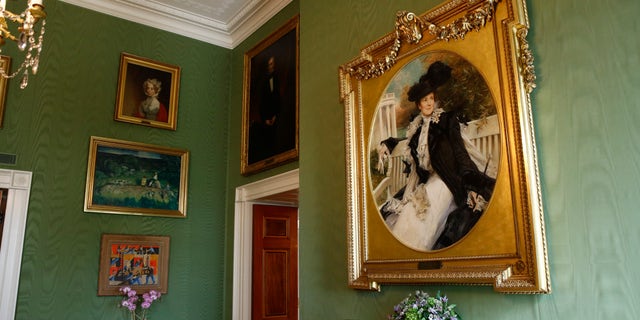 This shows a portrait of former first lady Edith Roosevelt, right, wife of President Theodore Roosevelt, in the Green Room.