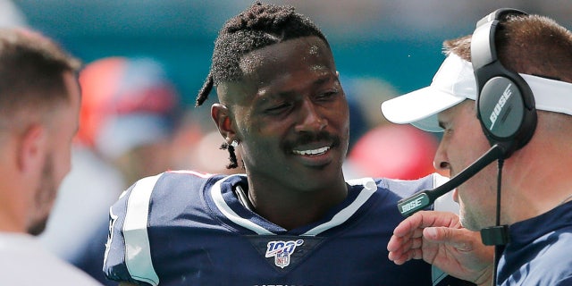 ​​​​​​​Antonio Brown talks with New England Patriots offensive coordinator Josh McDaniels during an NFL game against the Miami Dolphins, Sept. 15, 2019. (Getty Images)