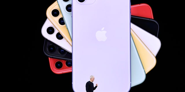 Apple Inc.'in genel müdürü Tim Cook, 10 Eylül Salı günü ABD, California'daki Cupertino'daki Steve Jobs Tiyatrosu'ndaki bir etkinlikte yeni iPhone hakkında konuşuyor.