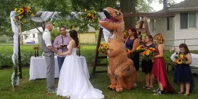 <br data-cke-eol="1">
With her sister’s blessing, the cheeky maid of honor sported the inflatable T-rex look to the outdoor summer ceremony – and never looked back.