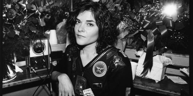 Roseanne Cash, daughter of Johnny Cash and his first wife Vivian Liberto, is seen backstage at the Bottom Line in New York City, Nov. 25, 1987. (Getty Images)