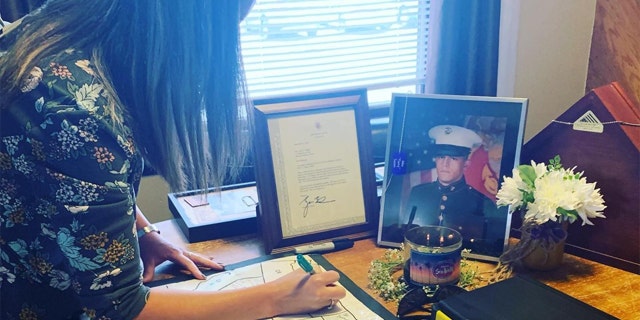 Gold Star spouse Rheanna Tanner filling out Navy veteran Keith Sherman's map as he gathers stories from Gold Star families in each of the 50 states. (Keith Sherman)