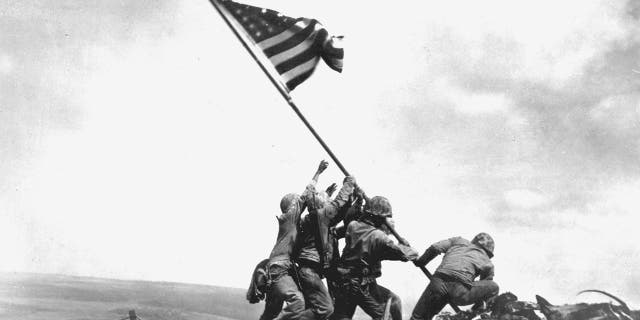 Pasukan AS mengibarkan bendera Amerika di Gunung Suribachi selama Pertempuran Iwo Jima pada 23 Februari 1945.