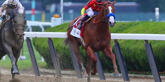 Jockey Mike Smith rides Justify down the final stretch to victory in the Belmont Stakes and the Triple Crown on June 9, 2018 at Belmont Park in Hempstead, NY. (Getty Images)