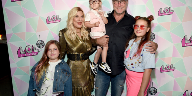 Tori Spelling, esposo Dean McDermott և sus tres hijos, todos vestidos para la LOL Surprise.  Winter Disco Launch Party el viernes 27 de septiembre de 2019 en Los Ángeles, California. 