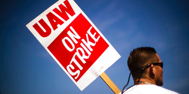 Worker makes pickets at General Motors facility in Langhorn, Retired (AP Photo / Matt Rourke)