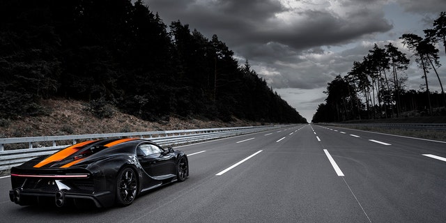 Bugatti testet Fahrzeuge auf abgesperrten Hochgeschwindigkeitsstrecken.