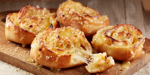 In major news for carb-lovers everywhere, Domino’s Pizza is hiring a taste-tester to specifically sample their “world-famous garlic breads.”