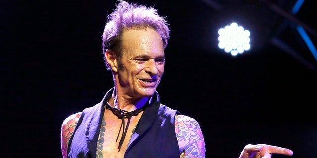 David Lee Roth, un músico de rock mejor conocido por enfrentarse a Van Halen varias veces, se retiraba después de sus shows cancelados en Las Vegas en House of Blues en Mandalay Bay.