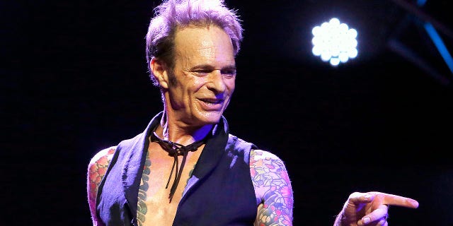 David Lee Roth, un músico de rock mejor conocido por enfrentarse a Van Halen varias veces, se retiraba después de sus shows cancelados en Las Vegas en House of Blues en Mandalay Bay.