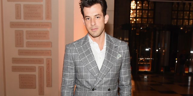 Mark Ronson, músico / productor, es hijastro del guitarrista extranjero Mick Jones.