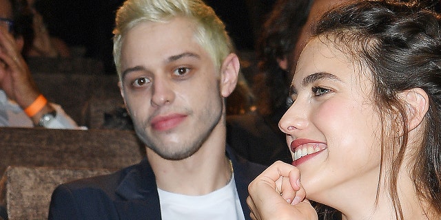 El comediante Pete Davidson y Margaret Qualley asistieron a la "Seberg" Proyección durante el 76° Festival de Cine de Venecia en la Sala Grande el 30 de agosto de 2019 en Venecia, Italia.