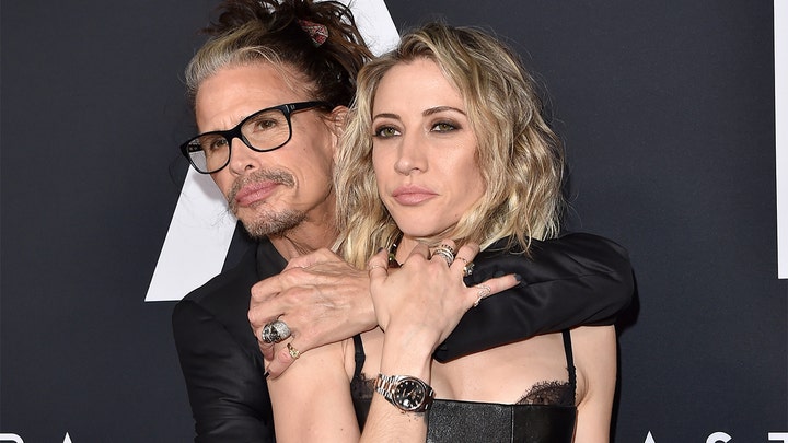 Steven Tyler 71 Packs On The Pda With Girlfriend Aimee Preston 32 On Red Carpet Fox News Steven Tyler 71 Packs On The Pda With Girlfriend Aimee Preston 32 On Red Carpet Fox News