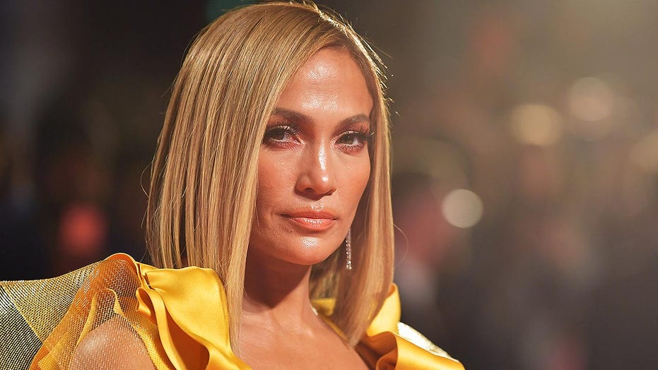 Jennifer Lopez heats up the internet in a tiny yellow bikini: 'Ciao' - Fox News