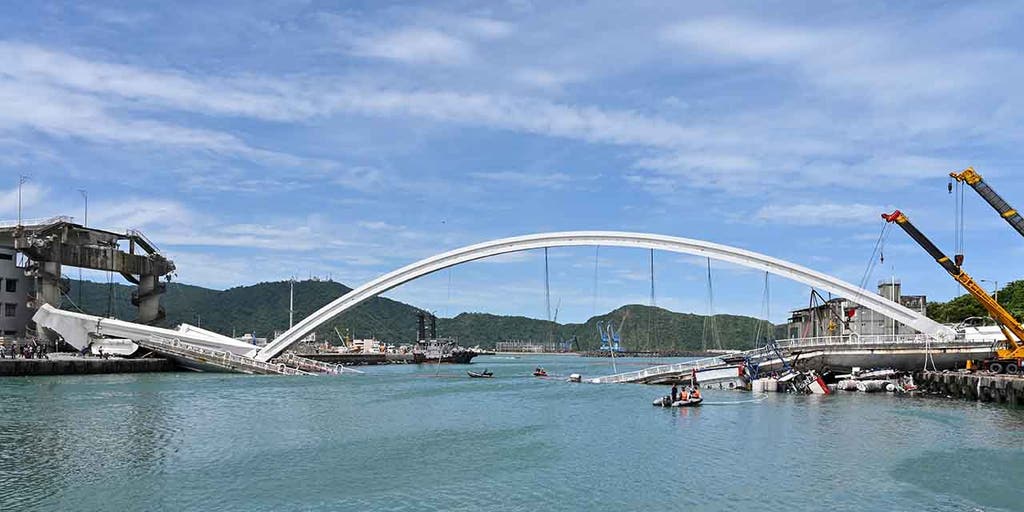 Taiwan Arch Bridge Collapses At Least 10 Injured As Divers Search