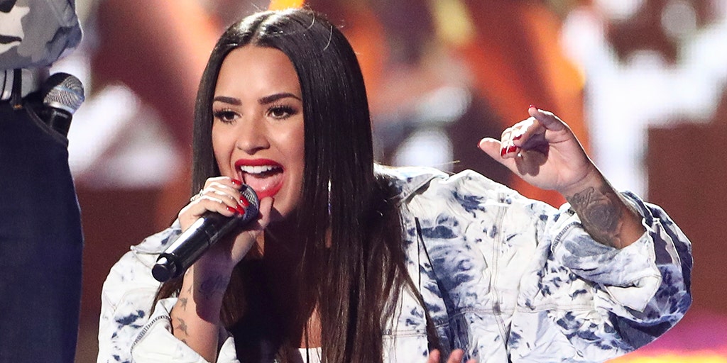 Cam Country Singer Naked - Demi Lovato's alleged nude photos released by hackers on her ...