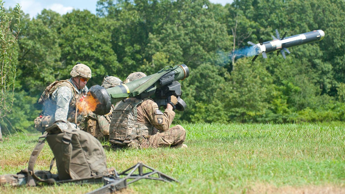 U.S. Army Soldiers fire a Javelin Antitank Missile system during a large-scale platoon live-fire exercise at Fort Campbell, Ky., July 29, 2016. (U.S. Army)