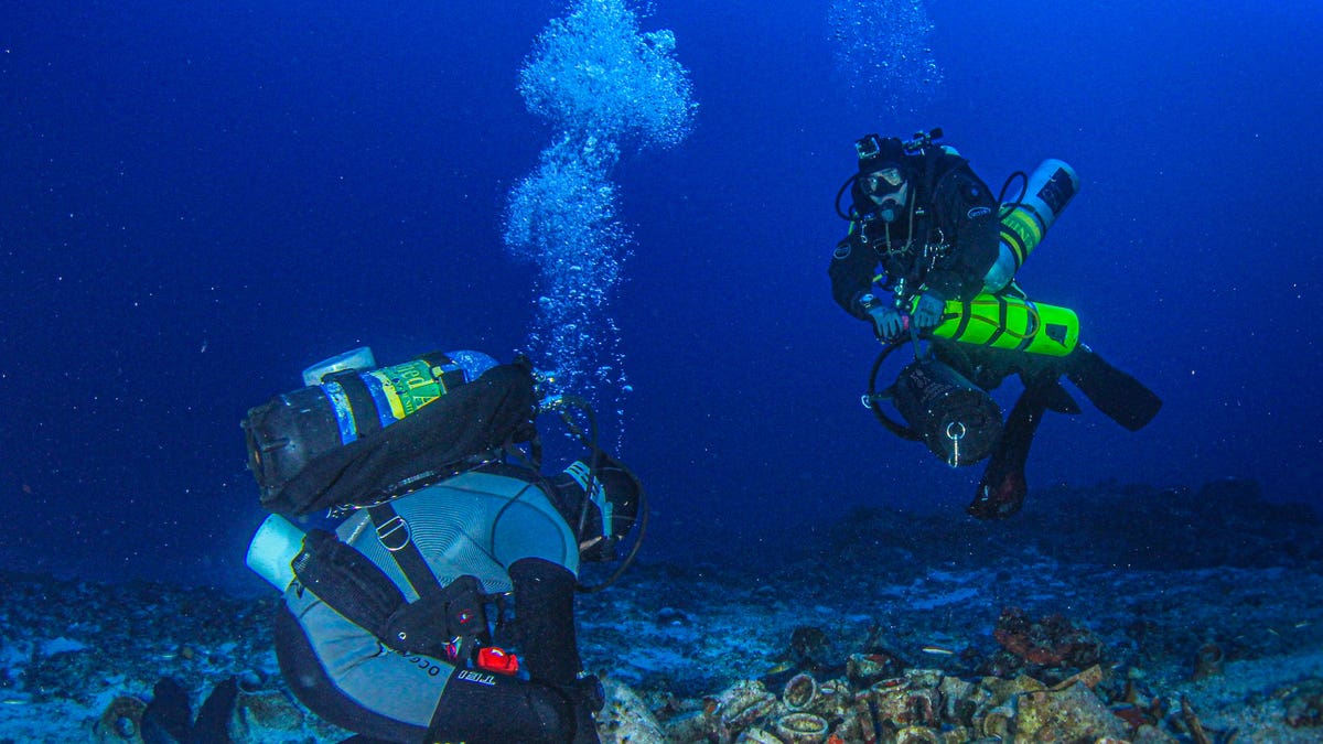 An amphora is lifted from the seabed. (Greece's Ministry of Culture and Sports)
