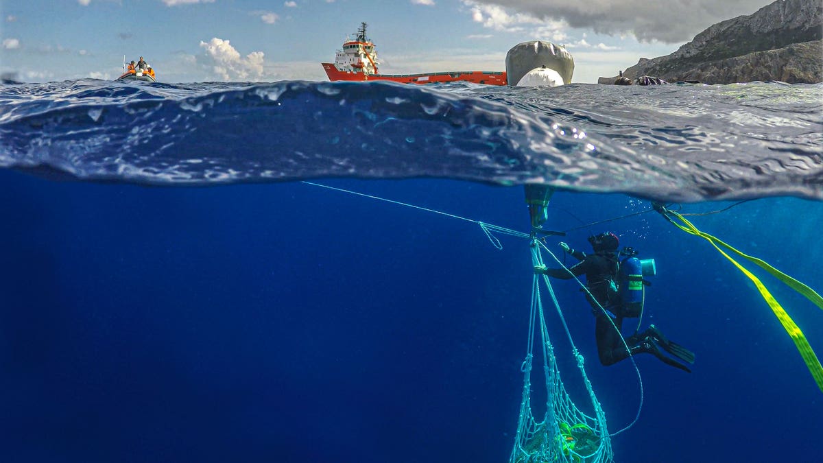 Cargo being lifted from the shipwreck site. (Greece's Ministry of Culture and Sports)