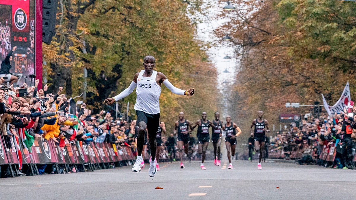 Kenya's Eliud Kipchoge Becomes First Person To Shatter 2-hour Marathon ...