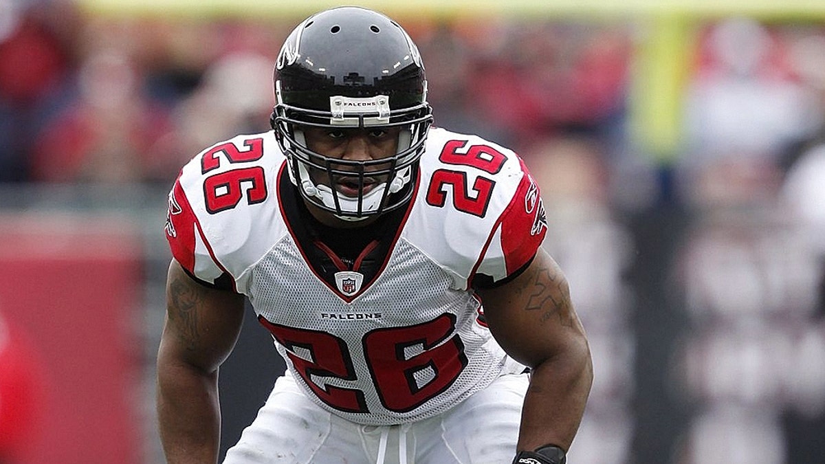 TAMPA, FL - JANUARY 3: Erik Coleman #26 of the Atlanta Falcons lines up against the Tampa Bay Buccaneers at Raymond James Stadium on January 3, 2010 in Tampa, Florida. The Falcons defeated the Bucs 20-10. (Photo by Joe Robbins/Getty Images)