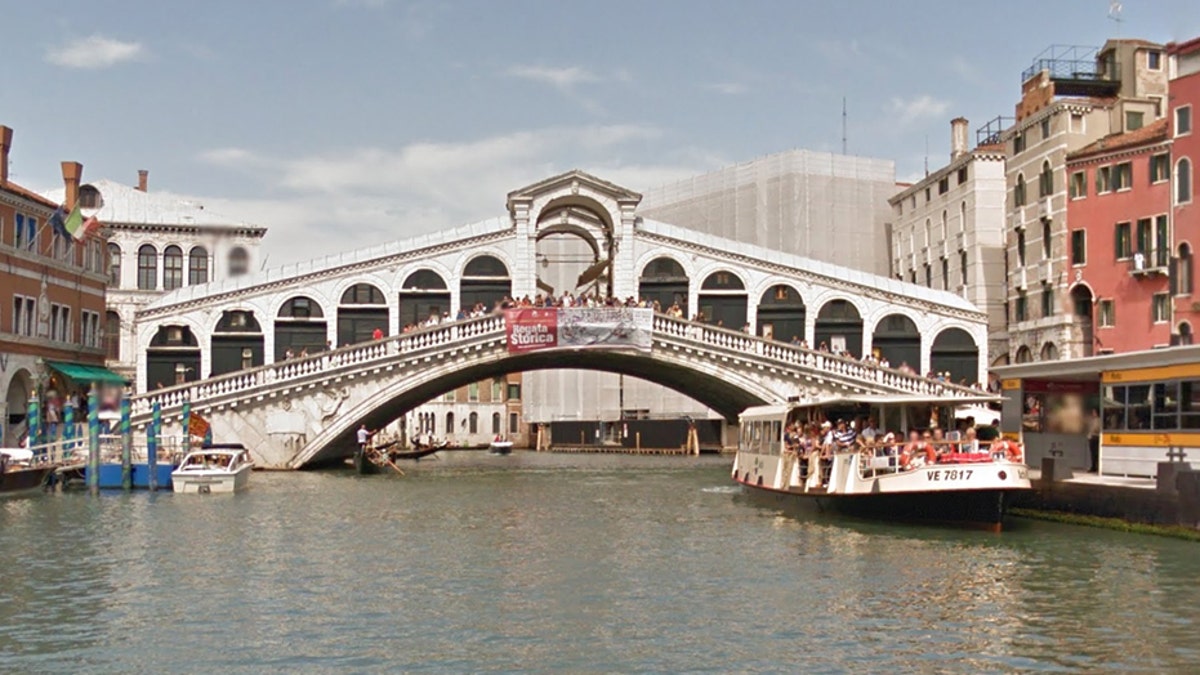 A tourist has been arrested in Venice after he allegedly held a currency exchange rate worker hostage near the Rialto Bridge.