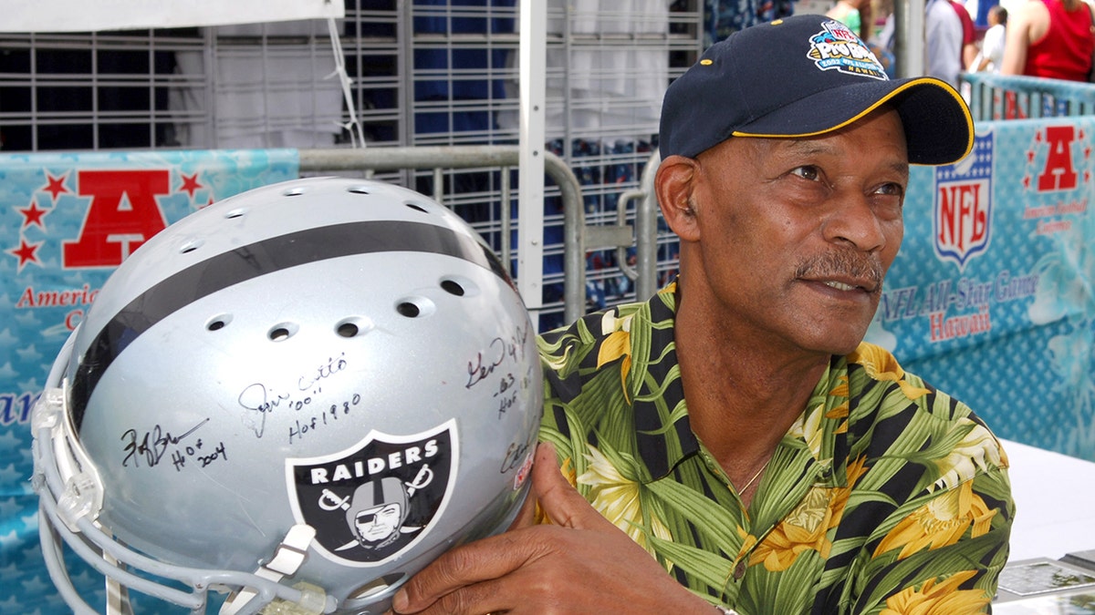 Willie Brown holds an autographed Riddell Raiders helmet at the Pro Bowl Footbal Festival at Kapiolani Park in Honolulu, Hawaii on Saturday, February 11, 2006. (Photo by Kirby Lee/Getty Images)