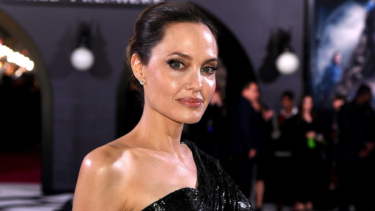 LOS ANGELES, CALIFORNIA - SEPTEMBER 30: Angelina Jolie arrives at the premiere of Disney's 