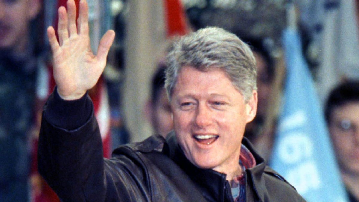 US President Bill Clinton waves as he visiting an U.S. American IFOR unit of the First Armoured Division in Hungarian town Taszar on January 13. President Clinton is going to visit U.S. troops in Bosnia later the day - PBEAHUMSEBO