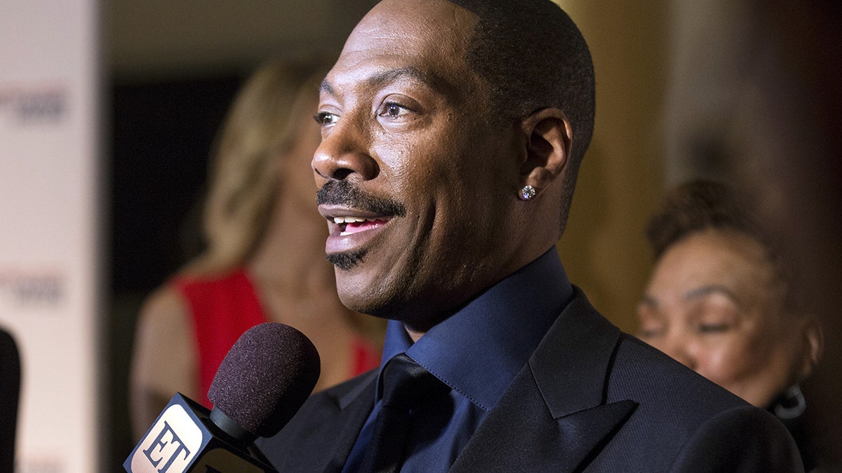 Eddie Murphy speaks to reporters as he arrives for the Mark Twain prize for Humor honoring Murphy at the Kennedy Center in Washington October 18, 2015.