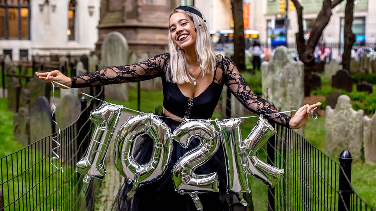 A New York woman recently celebrated the “death” of her student loans with a funeral-inspired photo shoot at a historic graveyard, after paying off $102,000 in six years.