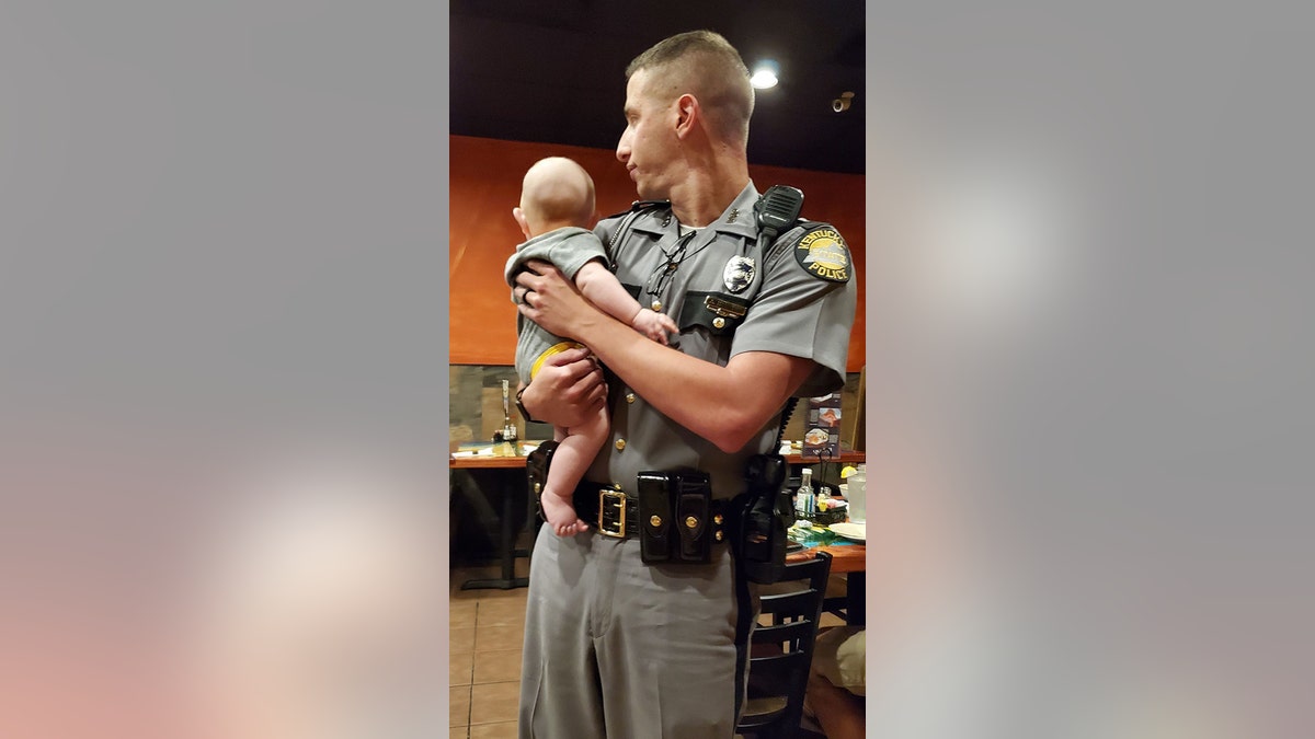 Kentucky State Trooper Aaron Hampton is being praised as a “fantastic officer” and “awesome gentleman” for holding a fussy baby in a restaurant so the youngster’s mother could have a moment to eat in peace.