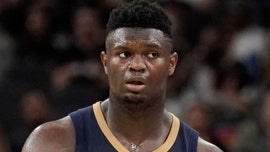 Zion Williamson receives advice about knee injury recovery from Derrick Rose