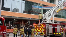 Canadian window washers rescued after harsh winds throw scaffolding into side of skyscraper