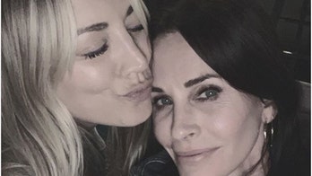 'Friends,' 'Big Bang Theory' stars Courteney Cox and Kaley Cuoco's selfie sends fans into a frenzy