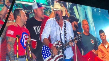 Toby Keith presents veteran, who lost legs in Afghanistan, with special wheelchair