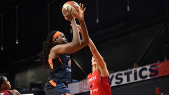 Jones helps Sun even series as Delle Donne exits for Mystics