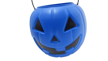 Blue Halloween buckets raise autism awareness, mom’s viral post says