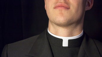 ‘Crossfit Priest’ called Chris Hemsworth-lookalike after the clergyman posts workout vids on Instagram